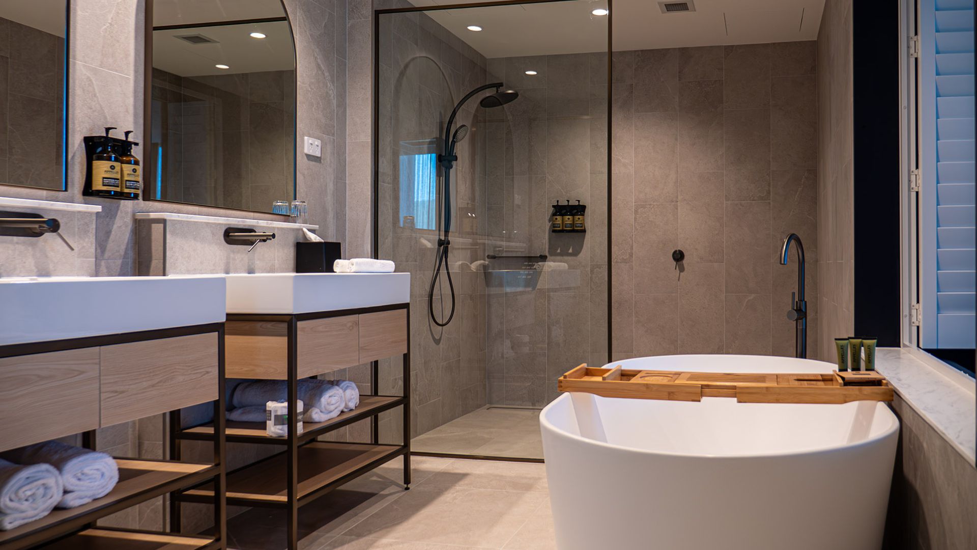 hotel bathroom Mingara
