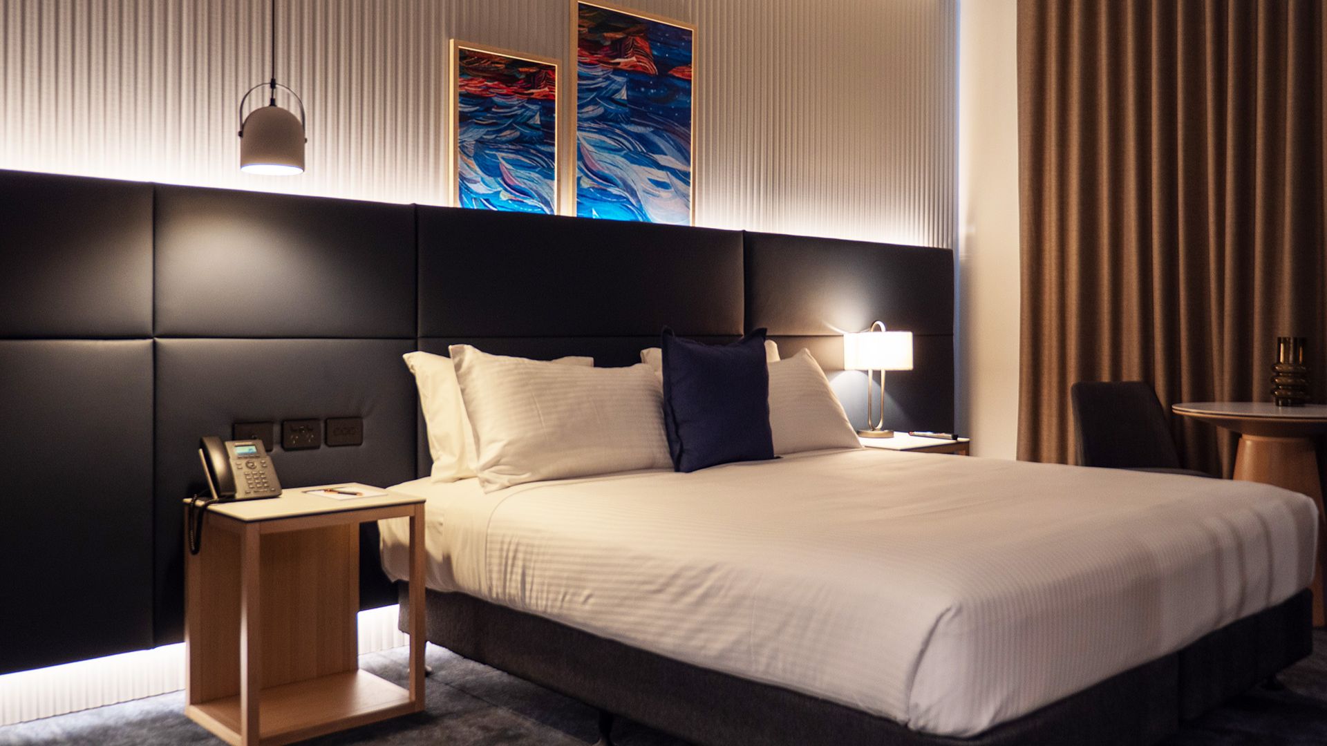 mingara hotel bed