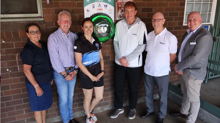 Julie Moon (Tradies), Brooke Collins (Staying Alive Health), Sonia Lewis (Port Hacking Little Athletics Club), Stephen Hooper (Diggers Miranda RSL) & Nathan Whiteside (Cronulla RSL) with the lifesaving device