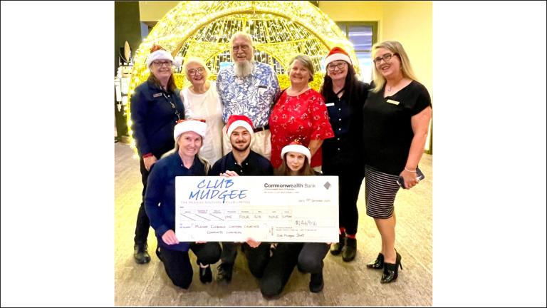 Club mudgee staff holding a cheque