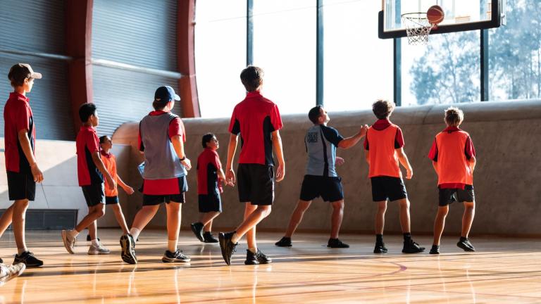 kids plaing basketball