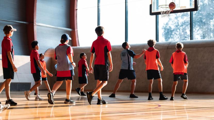 kids plaing basketball